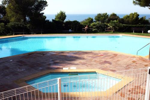 une grande piscine avec de l'eau bleue dans l'établissement Cap Soleil studio 4 pers piscines, tennis, mer, à Saint-Mandrier-sur-Mer