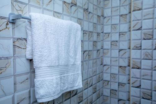 ダル・エス・サラームにあるKAYS LODGEのバスルームのタオル掛けに掛けられた白いタオル