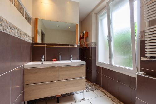 un baño con lavabo y espejo en Villa Sam Suffy - 10 personnes, en La Seyne-sur-Mer