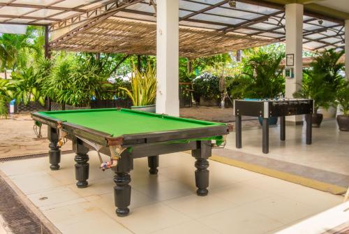 Uma mesa de bilhar em Cambodian Country Club