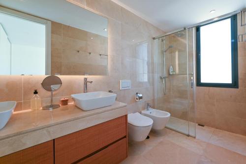 Un baño con lavabo, inodoro y ducha. en La Valvega 47, en Mijas Costa