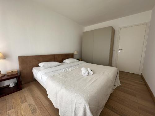 une chambre avec un lit avec deux serviettes dessus dans l'établissement Charmant 2P Cannes PEL1900, à Cannes