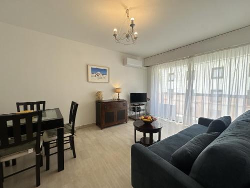 un salon avec un canapé bleu et une table dans l'établissement Charmant 2P Cannes PEL1900, à Cannes