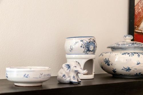 a shelf with blue and white vases and an elephant figurine at Chiwi's Home in Vado Ligure