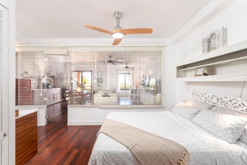 een slaapkamer met een bed en een plafondventilator bij BAY VIEW in Altea