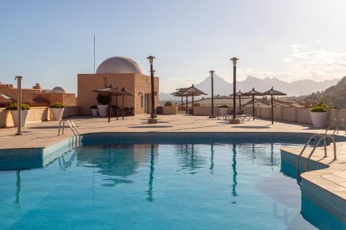 een zwembad op het dak van een resort bij BAY VIEW in Altea