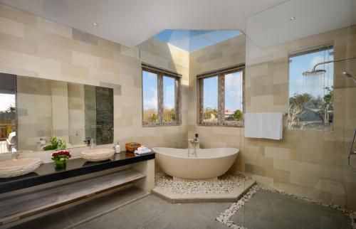 Et badeværelse på Adinda Balangan Beach Villa