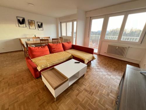 un salon avec un canapé et une table dans l'établissement Appartement 3 chambres parking Metz, à Metz