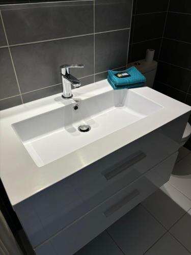 un lavabo blanc dans une salle de bain avec un miroir dans l'établissement Studio équipé à 9mn à pied du centre ville et de la plage, à Nice