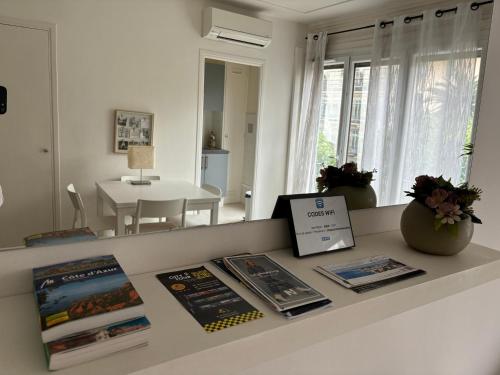 un salon avec un comptoir avec des publications dessus dans l'établissement Studio équipé à 9mn à pied du centre ville et de la plage, à Nice