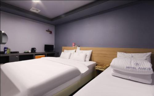 Ένα ή περισσότερα κρεβάτια σε δωμάτιο στο Amor Hotel Gimhae