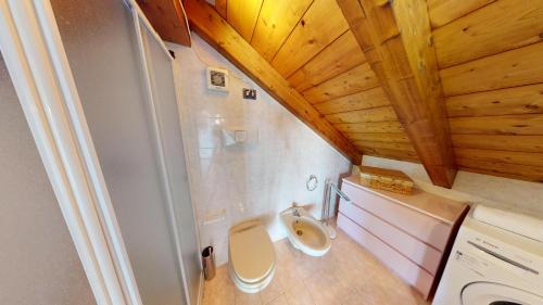 Łazienka z toaletą i drewnianym sufitem w obiekcie Domus Minervae - BGL w Manerba del Garda