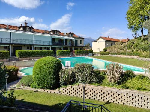 ośrodek z 2 basenami i budynkiem w obiekcie Domus Minervae - BGL w Manerba del Garda