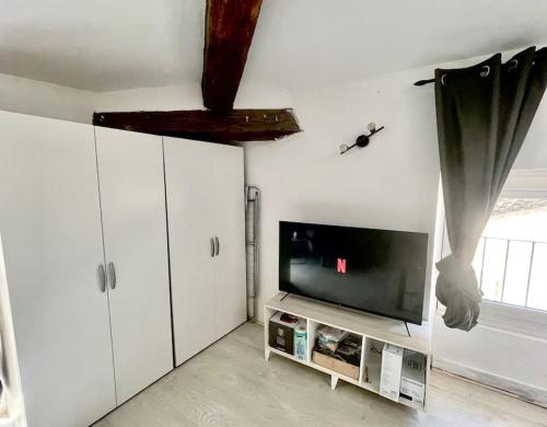 Televisyen dan/atau pusat hiburan di Studio confortable