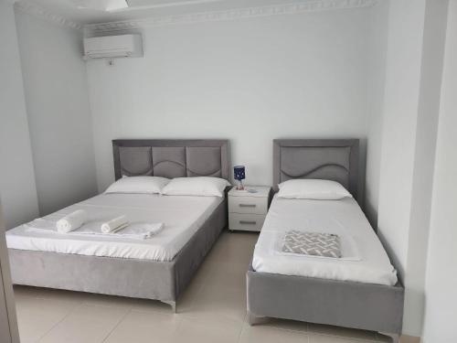 due letti in una stanza con due letti sidx sidx sidx sidx di Casa Soluna Vlora a Vlorë