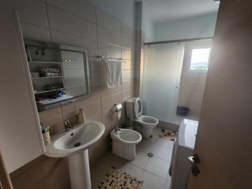 un bagno con lavandino e WC di Casa Soluna Vlora a Vlorë