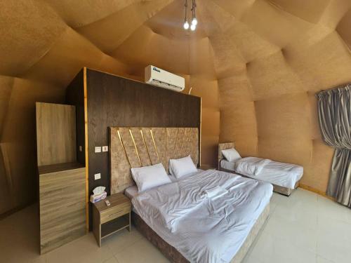 ein Schlafzimmer mit einem großen Bett in einem Zimmer in der Unterkunft Travel Wadi Rum in Wadi Rum