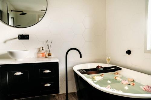 a bathroom with a bath tub with dolls in it at Luxury Treetop Escape with a Garden glasshouse in Kalorama