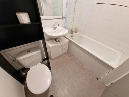 une salle de bain avec des toilettes blanches et un lavabo dans l'établissement Studio tranquille Escale Briochine à 2 pas du centre-ville avec place parking privé, à Saint-Brieuc