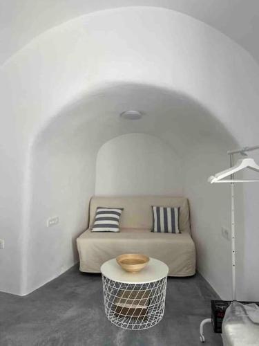 Ein Sitzbereich in der Unterkunft Unique small stonehouse at Thira