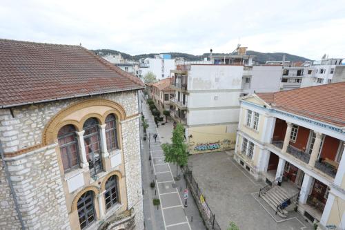 eine Draufsicht auf eine Stadtstraße mit Gebäuden in der Unterkunft ZEN STUDIO Iv in Ioannina