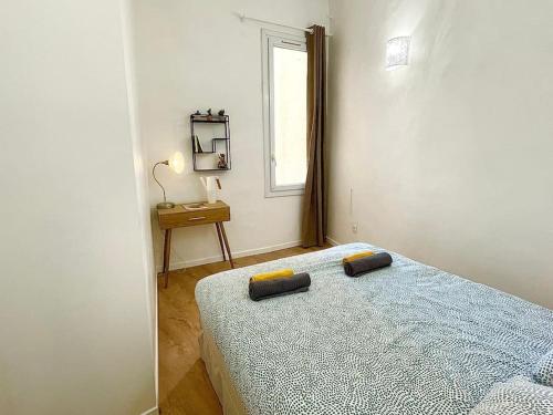 une chambre avec un lit avec deux oreillers dessus dans l'établissement T2 Cosy - Place des Cardeurs, à Aix-en-Provence