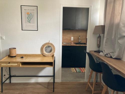 Cette chambre dispose d'un bureau et d'une cuisine avec un évier. dans l'établissement Centre-ville Marché avec Wi-fi, à La Rochelle