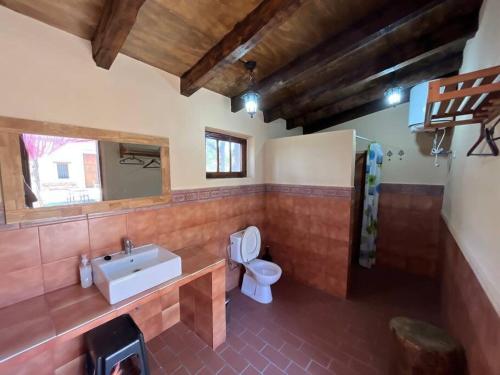 Koupelna v ubytování Casa Rural en Bodega La posada de Vitis