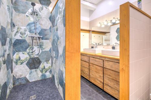 a bathroom with a sink and a mirror at Gite Authentique, Village Classé in Saint-Jean-de-Côle