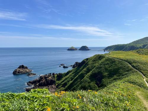 a view of the ocean from a bluff at SADO二ツ亀ビューホテル in Sado