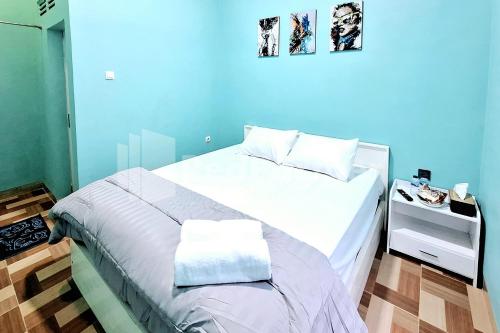 Una cama o camas en una habitación de Griya Prashasta Mitra RedDoorz