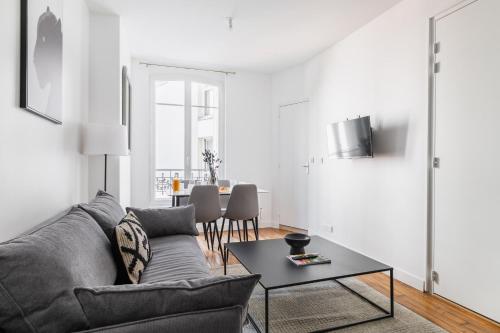 un salon avec un canapé et une table dans l'établissement 2 pieces refait neuf metro Jaures - paris 19 - 4P - FLAT-GUEST, à Paris