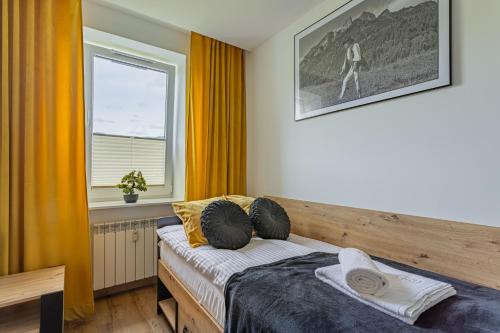 シュツァブニツァにあるBT Studioのベッドと窓のある寝室