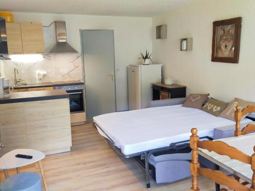 Il comprend une chambre avec un lit et une cuisine équipée d'un réfrigérateur. dans l'établissement OVGMontgenevre, à Montgenèvre