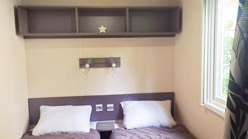 Postel nebo postele na pokoji v ubytování Mobil Home vue sur le lac dans un camping 4 étoiles à Cadenet