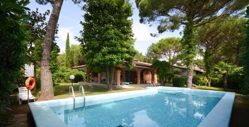 ein Swimmingpool vor einem Haus in der Unterkunft Villa Sabrina in Lignano Sabbiadoro