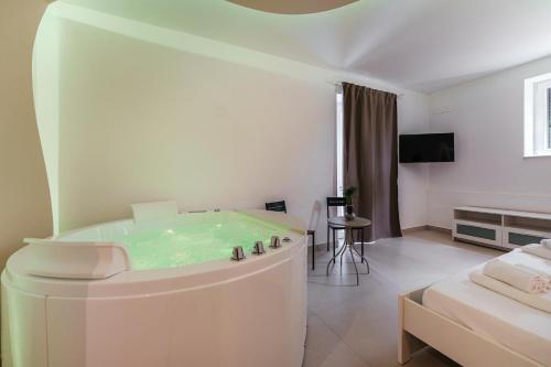 ein großes Bad mit Badewanne in einem Zimmer in der Unterkunft Il Poeta nella Vigna in Procida