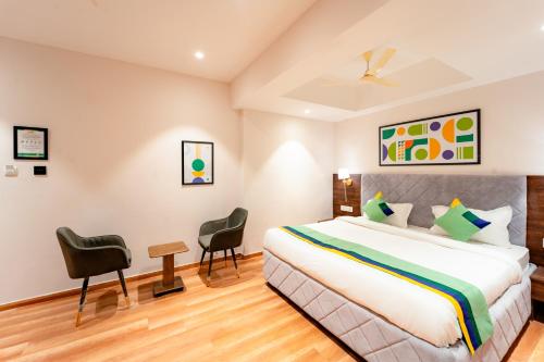 Una cama o camas en una habitación de Treebo Premium Omni Residency