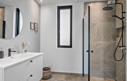 Ένα μπάνιο στο Stunning Home In Børkop With Sauna