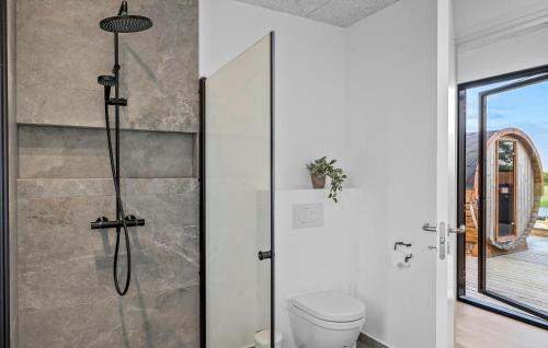 Ένα μπάνιο στο Stunning Home In Børkop With Sauna
