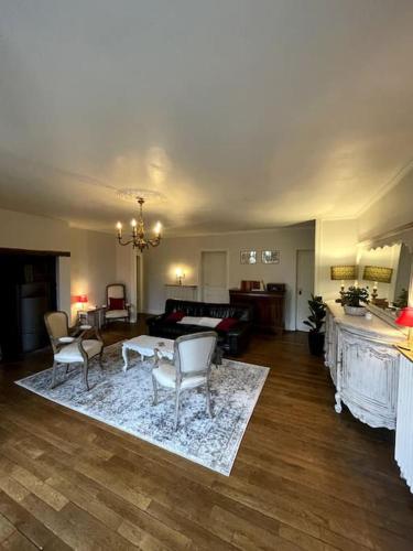 un salon avec un canapé, des chaises et une table dans l'établissement Le manoir Lacalmontie, à Vitrac