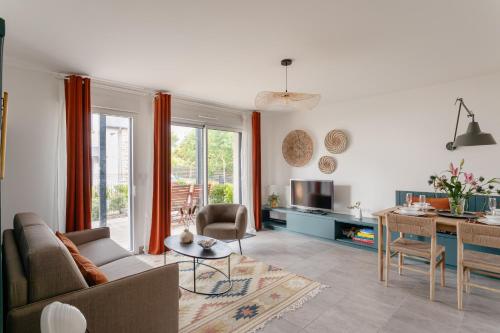 un salon avec un canapé et une table dans l'établissement Les Sternes - Appt proche de la plage, à Saint-Malo