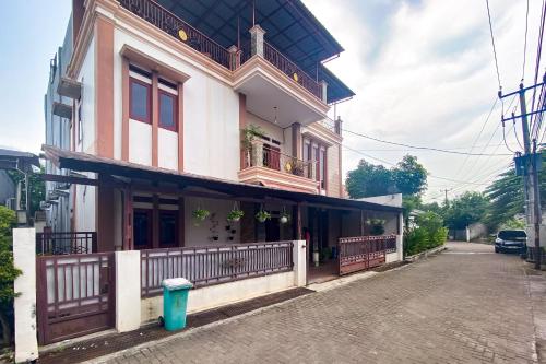 a house on the side of a street at Wisma Falira Serang Syariah Mitra RedDoorz in Banjar