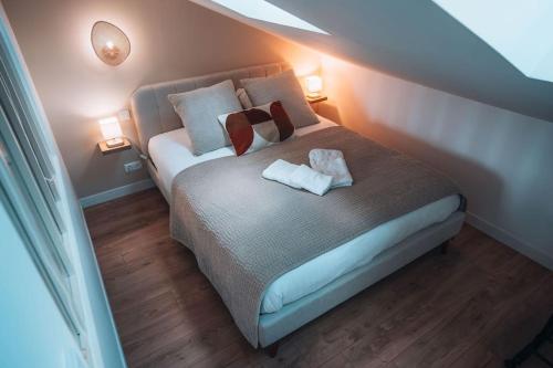 une chambre avec un lit avec deux serviettes dessus dans l'établissement Le Berry Cosy - Le Véritable Cocon - Proche Gare, à Châteauroux