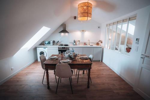 une cuisine et une salle à manger avec une table et des chaises dans l'établissement Le Berry Cosy - Le Véritable Cocon - Proche Gare, à Châteauroux