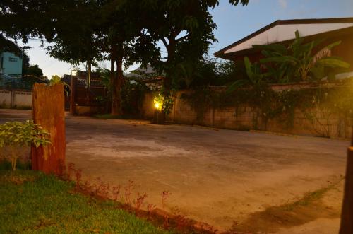 a driveway in front of a house with a fence at Baan Aew Pai in Pai