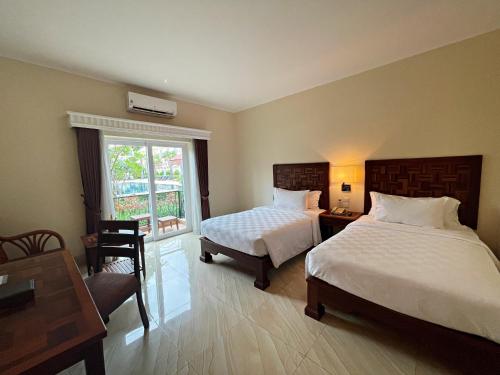 Postel nebo postele na pokoji v ubytování Sokha Palace Siem Reap Hotel