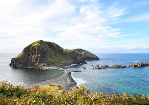 a small island in the middle of the ocean at SADO二ツ亀ビューホテル in Sado