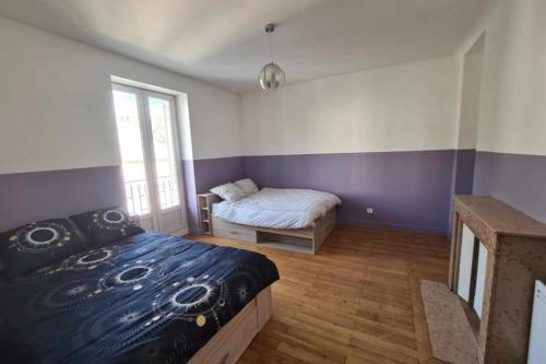 une chambre avec un lit et une fenêtre dans l'établissement Apt or chalet near the slopes Briançon, à Briançon