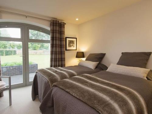 Un pat sau paturi într-o cameră la Pippin - Luxury Lincolnshire Country Retreat